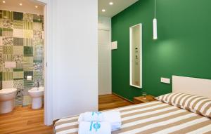 ein Schlafzimmer mit grünen Wänden und einem Bett und einem Badezimmer in der Unterkunft ZEROPENSIERI B&B in Agropoli + 45 Fotos