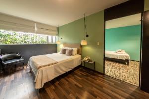 Postel nebo postele na pokoji v ubytování Lusitania Suites + 21 fotografií