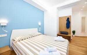 ein Schlafzimmer mit einem Bett, auf dem zwei Handtücher liegen in der Unterkunft ZEROPENSIERI B&B in Agropoli