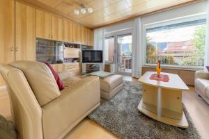 ein Wohnzimmer mit einem Sofa und einem Tisch in der Unterkunft Apartment Franko in Radovljica