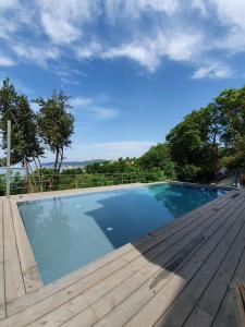- une piscine au-dessus d'une maison avec une terrasse en bois dans l'établissement Отель "Grey house", à Touapsé