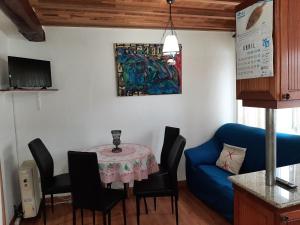 Telewizja i/lub zestaw kina domowego w obiekcie Alquiler de apartamento en el centro de Viveiro