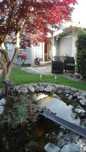Ein Garten an der Unterkunft Haus am See