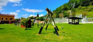 a sculpture in a field of green grass at Apartamentos El Castañeu in Corao