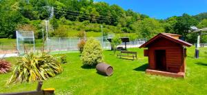 a smallshed sitting in the grass in a park at Apartamentos El Castañeu in Corao