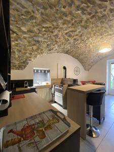 una cucina con soffitto ricoperto di rocce di La voûte a Le Noyer