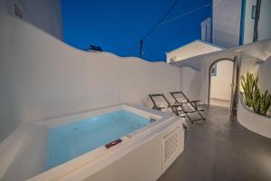 Bazén v ubytování Eternity Suites Santorini nebo v jeho okolí