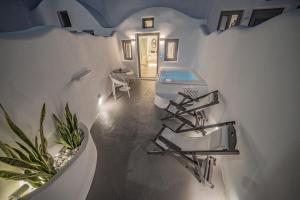 Piscina di Eternity Suites Santorini o nelle vicinanze
