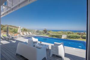 uma villa com piscina e vista para o oceano em Chloe Luxury Villas em Protaras