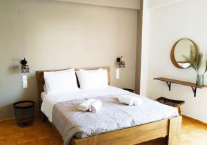 sypialnia z łóżkiem z ręcznikami w obiekcie Stalis Drops w mieście Stalida