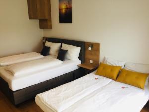 A bed or beds in a room at Sonnenweg Appartements