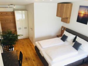 A bed or beds in a room at Sonnenweg Appartements