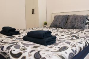 a bed with black towels sitting on top of it at Apartament Szczecin Kobalt - Wyzwolenia in Szczecin