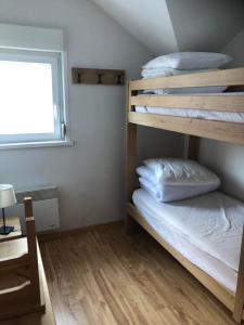 Ein Etagenbett oder Etagenbetten in einem Zimmer der Unterkunft LA MEIJE BLANCHE "RESIDENCE DE TOURISME 2 étoiles"
