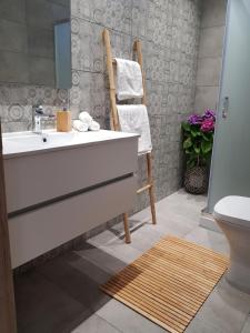 Un baño con un lavabo blanco y un inodoro. en Galazia Thea Apartments, en Archangelos 49 fotos más