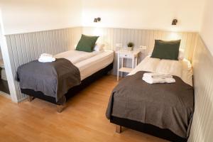 Tempat tidur dalam kamar di Aurora Lodge Hotel