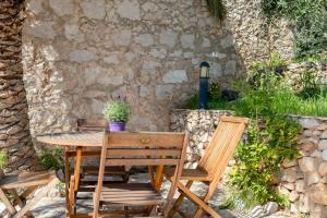 Ladovina, Relaxing Enviroment with a Modern Apartment in a Old Stone House外面的花园