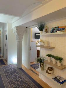 uma sala de estar com um pilar e plantas nele em Guesthouse Kod Keme em Saraievo