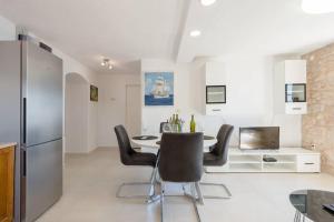萨瓦拉Ladovina, Relaxing Enviroment with a Modern Apartment in a Old Stone House的配有桌椅的厨房和餐厅