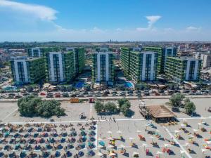 una vista aérea de una ciudad con edificios altos en Apartament Rai Alezzi Beach Resort Mamaia Nord en Năvodari