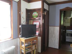 een woonkamer met een televisie op een tafel bij Gîte Habas in Habas