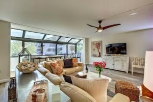 シエスタ・キーにあるExcelsior Beach to Bay-Baysideのソファと天井ファンのあるリビングルーム