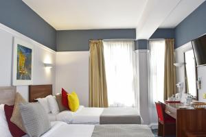 Tempat tidur dalam kamar di Royal Oxford Hotel