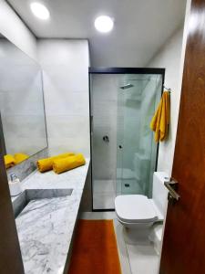 Phòng tắm tại Apto Moderno con Piscina de borde infinito