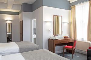 Tempat tidur dalam kamar di Royal Oxford Hotel