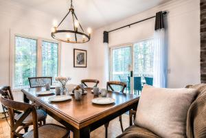 a dining room with a table and chairs at Le Champetre Tremblant 2bdrs Condo W Fireplace in Mont-Tremblant