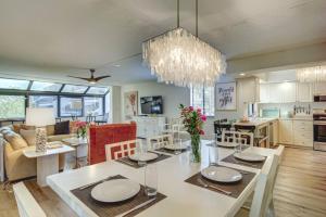 シエスタ・キーにあるExcelsior Beach to Bay-Baysideのテーブルと椅子のあるダイニングルームとリビングルーム