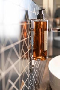 fermeture d’un transformateur de denrées alimentaires sur un comptoir dans l'établissement Flat 285 La Suite, à Rome 232 autres photos