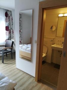 Koupelna v ubytování Haus Ortsblick + 37 fotografií