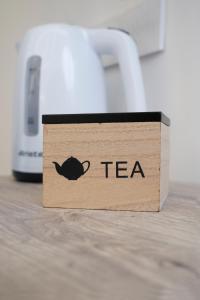 een houten theedoos met een zwarte kat erop bij Le Radici in Castellammare di Stabia