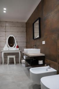 La salle de bains est pourvue d'un lavabo, de toilettes et d'un miroir. dans l'établissement Le Radici, à Castellammare di Stabia