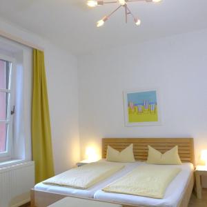 Schlafzimmer mit einem Bett und einem Fenster in der Unterkunft Pension Stoi budget guesthouse in Innsbruck
