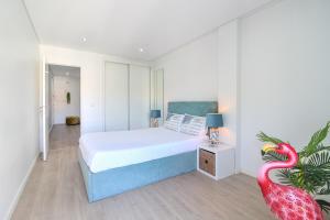 マトジニョシュにあるHome CR Beach Matosinhosのベッドルーム1室(キングサイズベッド1台、ピンクのフラミンゴ付)