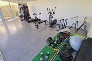 Centrum fitness w obiekcie Sukha Apartments by NRAS