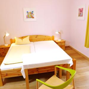 Postel nebo postele na pokoji v ubytování Pension Stoi budget guesthouse