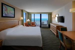 Postel nebo postele na pokoji v ubytování Nautilus Inn - Daytona Beach