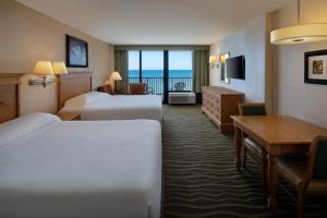 Postel nebo postele na pokoji v ubytování Nautilus Inn - Daytona Beach