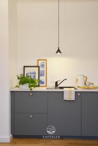 eine Küche mit Spüle und Arbeitsplatte in der Unterkunft Die Gründerzeitvilla zwischen Weinstrasse und Pfälzer Wald in Bad Bergzabern