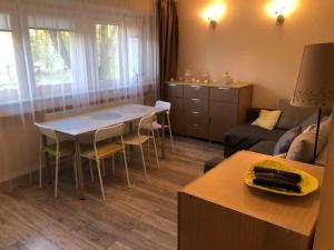 a living room with a table and a couch at Apartament Zielone Bielany in Warsaw