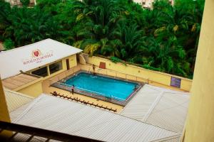 Πισίνα στο ή κοντά στο Royalton Hotels Abuja