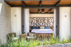 - une chambre avec un lit sur une terrasse dans l'établissement Areval Hotel Boutique de Lago & Eventos, à San Cristóbal Zapotitlán