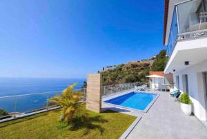 a villa with a swimming pool and a view of the ocean at Villa Atlantic Charm in Venda do Atalhinho