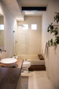 La salle de bains est pourvue d'un lavabo, de toilettes et d'une baignoire. dans l'établissement Areval Hotel Boutique de Lago & Eventos, à San Cristóbal Zapotitlán