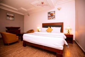 Cama o camas de una habitación en Royalton Hotels Abuja
