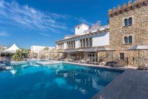 Swimming pool sa o malapit sa Hotel Castell Blanc