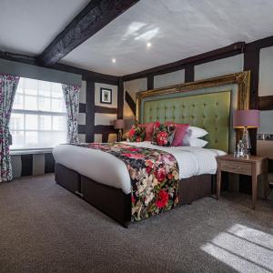 Tempat tidur dalam kamar di The Feathers Hotel, Ledbury, Herefordshire